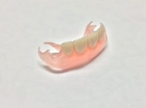 レジン床義歯（歯科用プラスティック樹脂）…保険適用内